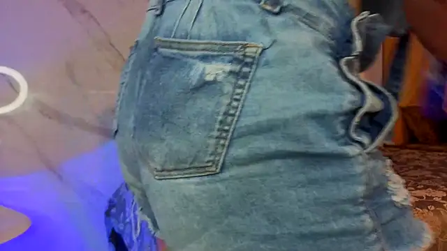 CandyQueenGold online show from April 2026 07:03:02 PM