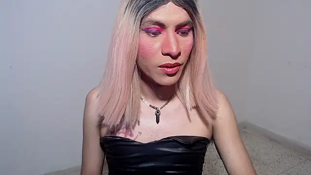 Snapshot of HugeDanex chatting on November 2025 04:12:02 AM HugeDanex online show from November 2025 04:12:02 AM