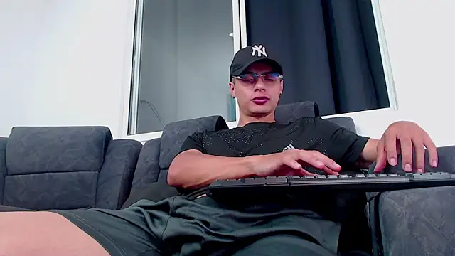 Stiven CL online show from October 2025 03:30:01 PM