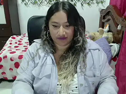 Snapshot of EmilyLove1014 chatting on December 2024 01:25:01 AM EmilyLove1014 online show from December 2024 01:25:01 AM