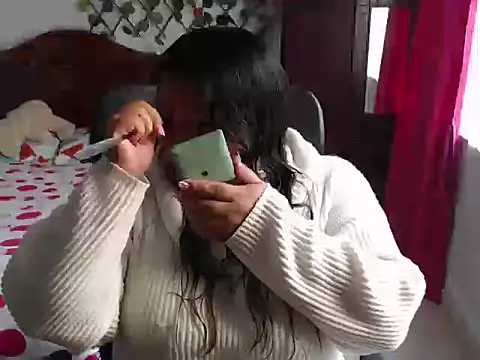 Snapshot of EmilyLove1014 chatting on December 2024 04:52:01 PM EmilyLove1014 online show from December 2024 04:52:01 PM