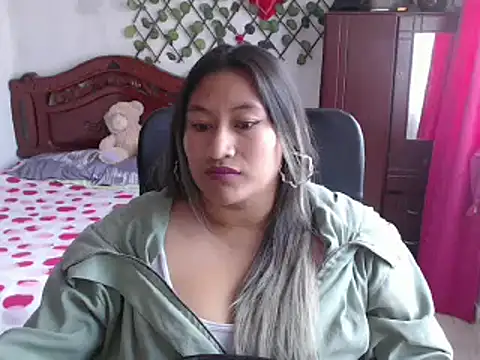 Snapshot of EmilyLove1014 chatting on January 2025 07:53:02 PM EmilyLove1014 online show from January 2025 07:53:02 PM