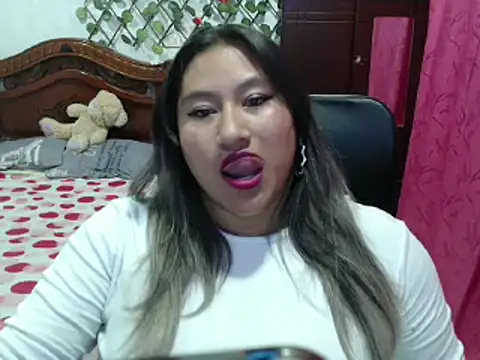 Snapshot of EmilyLove1014 chatting on January 2025 01:21:02 AM EmilyLove1014 online show from January 2025 01:21:02 AM