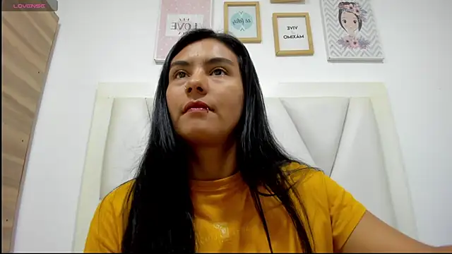 atilanadiaz7 online show from April 2026 05:39:02 PM