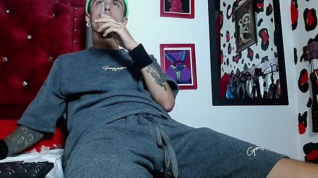 Snapshot of Aaron_BigDickxxx chatting on December 2024 02:31:02 AM Aaron BigDickxxx online show from December 2024 02:31:02 AM