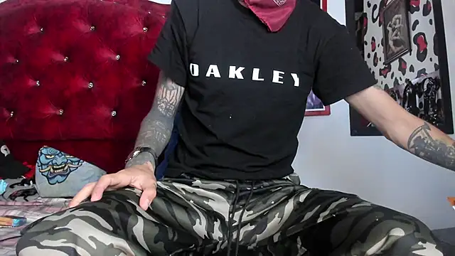 Snapshot of Aaron_BigDickxxx chatting on January 2025 06:56:02 AM Aaron BigDickxxx online show from January 2025 06:56:02 AM