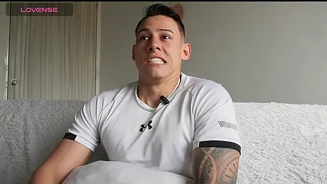 Snapshot of Muscle_King_Cum chatting on May 2026 12:57:01 PM Muscle King Cum online show from May 2026 12:57:01 PM