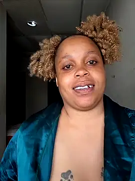 Snapshot of THESHORTQUEEN chatting on November 2025 08:35:01 AM THESHORTQUEEN online show from November 2025 08:35:01 AM