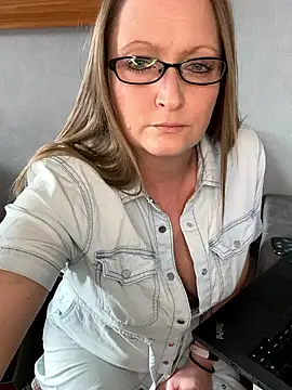 HoneyBluex online show from February 2026 12:44:02 PM