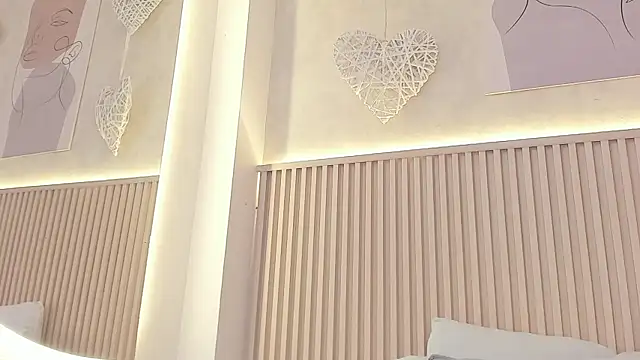 daiana curly online show from April 2026 08:32:01 PM