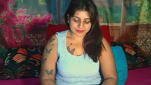 Snapshot of RoyalIndianCreamPuff chatting on June 2026 07:01:02 PM RoyalIndianCreamPuff online show from June 2026 07:01:02 PM
