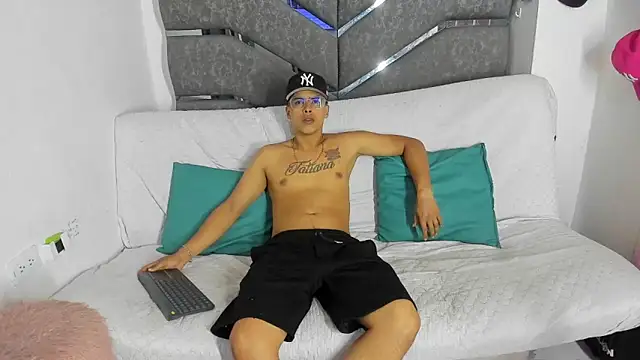 Latinos couples online show from January 2026 12:46:01 AM