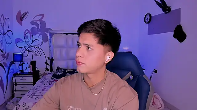 Niicky1  online show from December 2024 09:26:01 PM