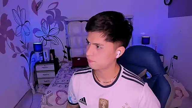 Niicky1  online show from December 2024 08:26:02 PM