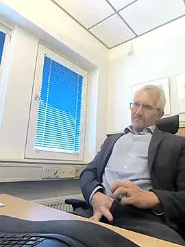 tom-swede online show from October 2025 02:37:02 PM