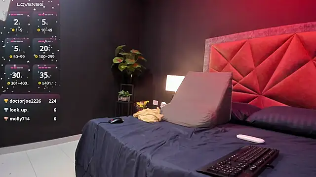 Snapshot of mia_milff chatting on February 2025 10:20:01 PM mia milff online show from February 2025 10:20:01 PM