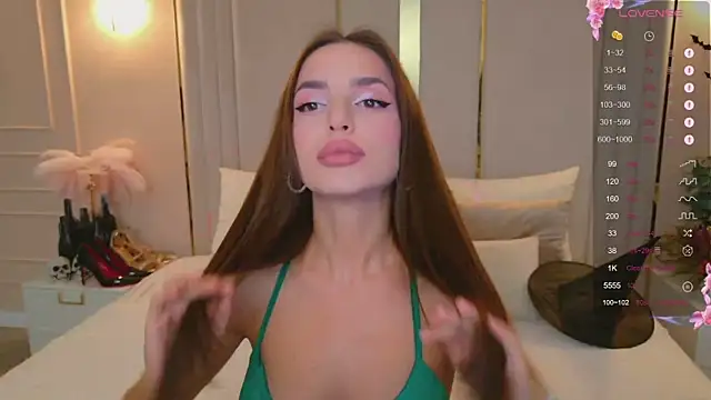 Snapshot of BellaHalles chatting on October 2025 05:57:02 AM BellaHalles online show from October 2025 05:57:02 AM