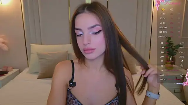 Snapshot of BellaHalles chatting on November 2025 06:23:01 AM BellaHalles online show from November 2025 06:23:01 AM