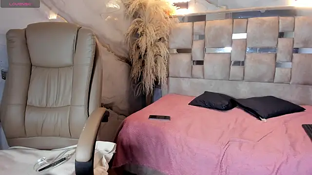 Danielaa a online show from April 2026 12:22:01 AM