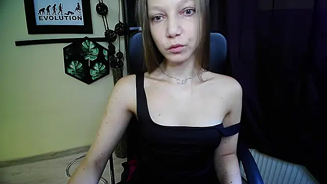 Snapshot of EmillyPlay chatting on July 2026 05:34:01 AM EmillyPlay online show from July 2026 05:34:01 AM