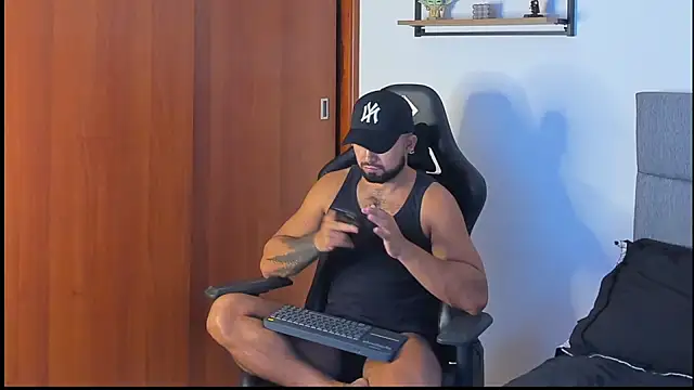 Snapshot of ethaanjones chatting on October 2025 07:43:01 PM ethaanjones online show from October 2025 07:43:01 PM