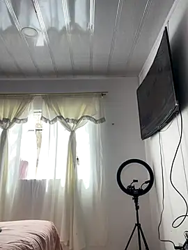 Snapshot of hannahb-e chatting on October 2025 03:35:02 PM hannahb-e online show from October 2025 03:35:02 PM