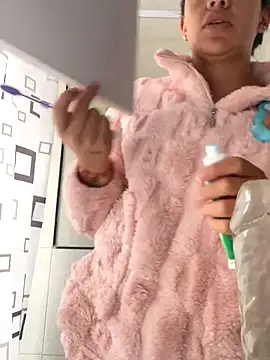 Snapshot of hannahb-e chatting on November 2025 01:11:01 PM hannahb-e online show from November 2025 01:11:01 PM