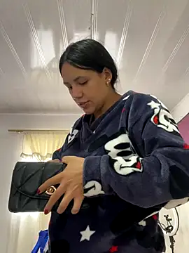 Snapshot of hannahb-e chatting on December 2025 06:13:02 PM hannahb-e online show from December 2025 06:13:02 PM