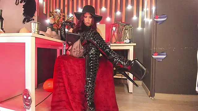 Snapshot of shaaroon_gold chatting on February 2025 09:48:01 PM shaaroon gold online show from February 2025 09:48:01 PM