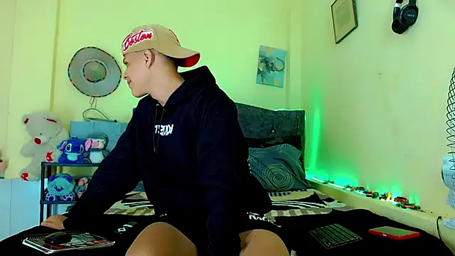 Liamscott  online show from April 2026 07:52:02 PM