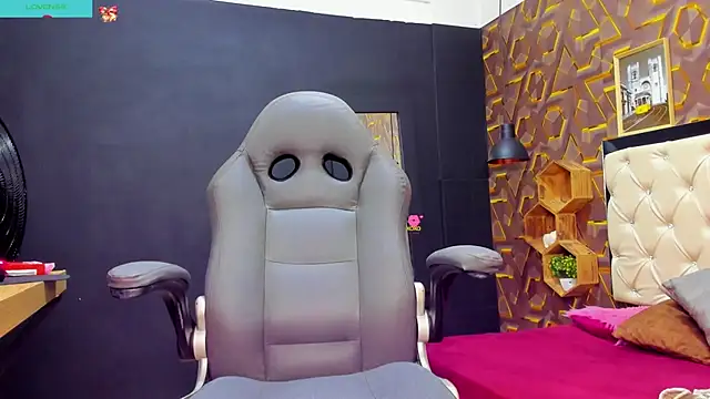 Snapshot of deyy_madissonn chatting on December 2024 08:15:01 PM deyy madissonn online show from December 2024 08:15:01 PM