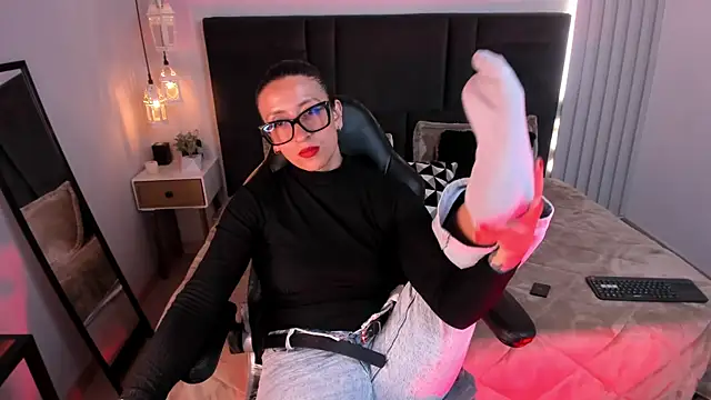 kira moon   online show from April 2026 09:04:02 PM