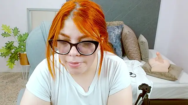 lucie nicolls online show from December 2024 10:41:01 PM