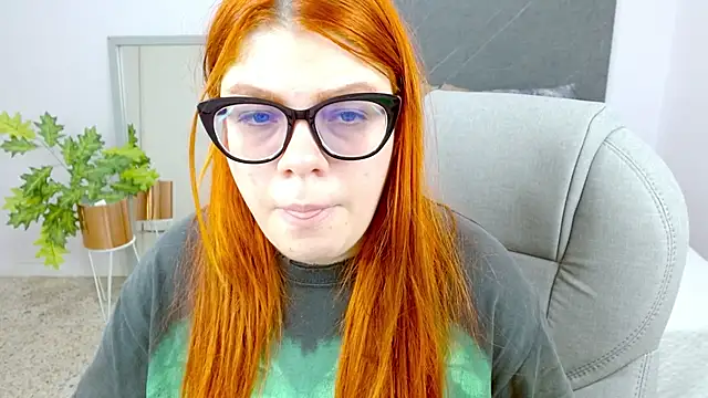 lucie nicolls online show from December 2024 08:10:02 PM