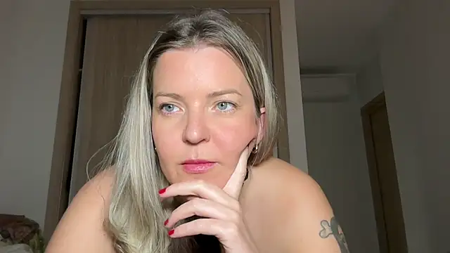 Snapshot of naughtyhollyxxxx chatting on January 2025 04:17:01 PM naughtyhollyxxxx online show from January 2025 04:17:01 PM