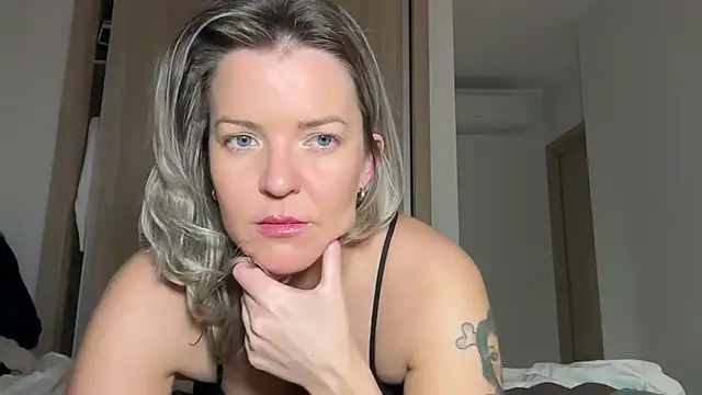 Snapshot of naughtyhollyxxxx chatting on February 2025 04:03:01 PM naughtyhollyxxxx online show from February 2025 04:03:01 PM