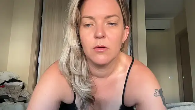 Snapshot of naughtyhollyxxxx chatting on September 2025 08:03:02 AM naughtyhollyxxxx online show from September 2025 08:03:02 AM