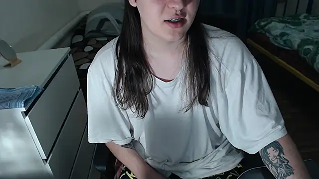 Snapshot of EvaMiron chatting on October 2025 01:18:02 PM EvaMiron online show from October 2025 01:18:02 PM