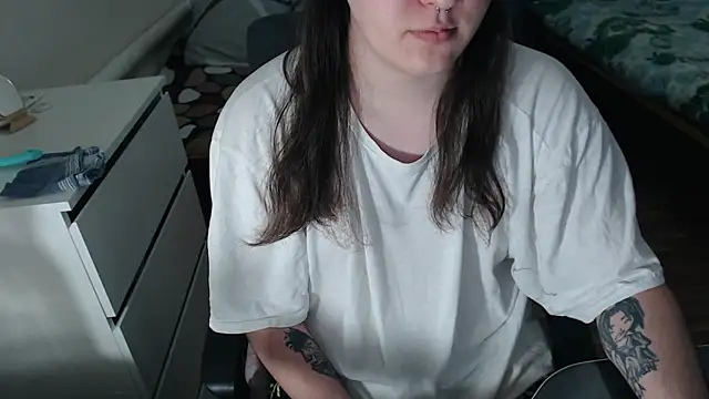 Snapshot of EvaMiron chatting on November 2025 08:33:02 AM EvaMiron online show from November 2025 08:33:02 AM