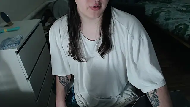 Snapshot of EvaMiron chatting on November 2025 12:20:01 PM EvaMiron online show from November 2025 12:20:01 PM