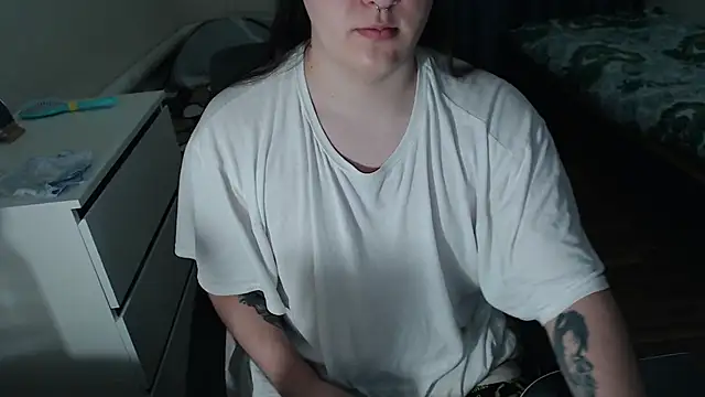 Snapshot of EvaMiron chatting on December 2025 12:27:01 AM EvaMiron online show from December 2025 12:27:01 AM