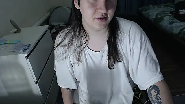 Snapshot of EvaMiron chatting on December 2025 12:32:02 PM EvaMiron online show from December 2025 12:32:02 PM