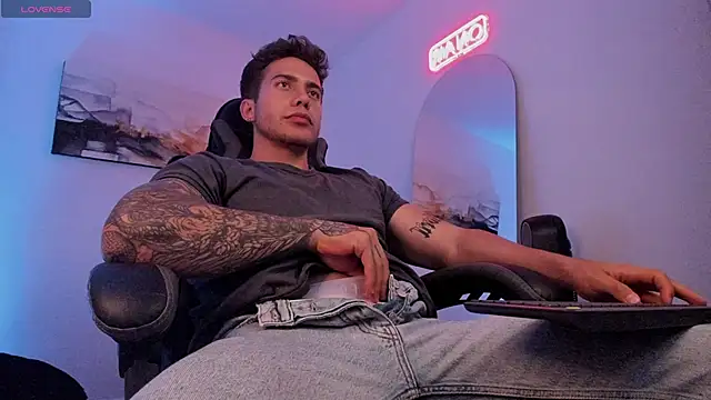 Snapshot of LucianSinclair chatting on January 2025 03:12:02 AM LucianSinclair online show from January 2025 03:12:02 AM