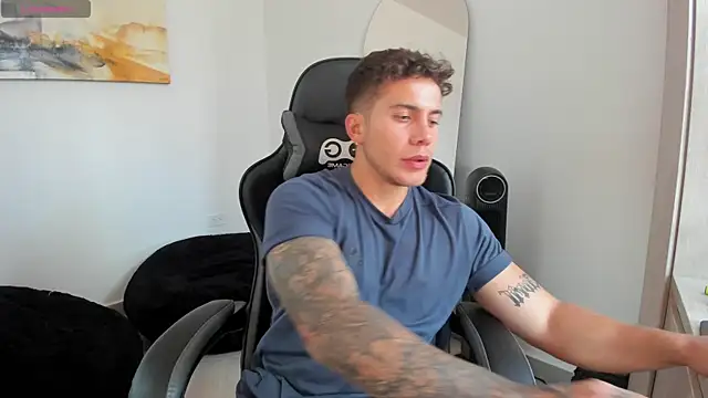 Snapshot of LucianSinclair chatting on January 2025 09:35:02 PM LucianSinclair online show from January 2025 09:35:02 PM