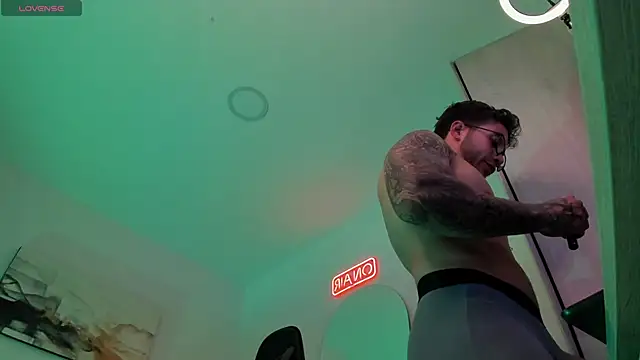 Snapshot of LucianSinclair chatting on February 2025 02:28:01 AM LucianSinclair online show from February 2025 02:28:01 AM