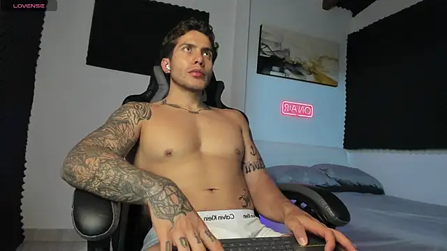 Snapshot of LucianSinclair chatting on November 2025 10:45:02 PM LucianSinclair online show from November 2025 10:45:02 PM