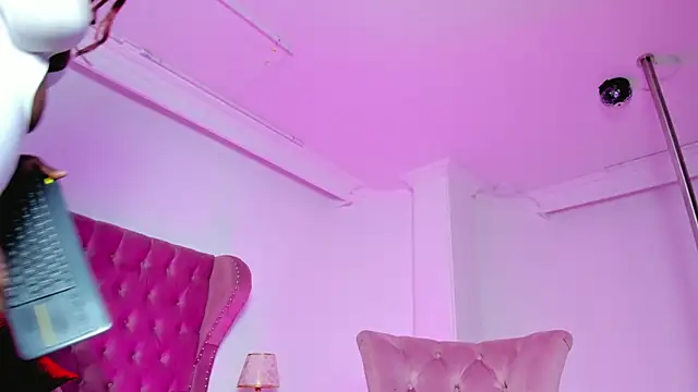 Snapshot of AnnieWestly chatting on January 2025 12:26:01 PM AnnieWestly online show from January 2025 12:26:01 PM