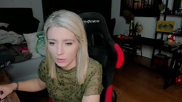 Lisaonthemoon online show from October 2025 01:56:02 PM