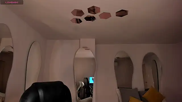 PaulinaSantos  online show from November 2025 05:15:01 PM