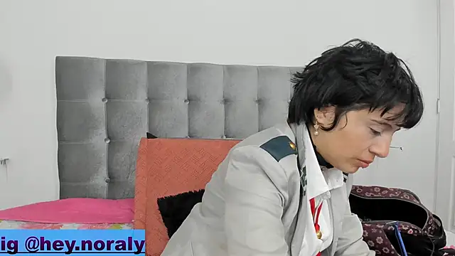 Snapshot of hey_noraly chatting on February 2025 04:15:01 AM hey noraly online show from February 2025 04:15:01 AM